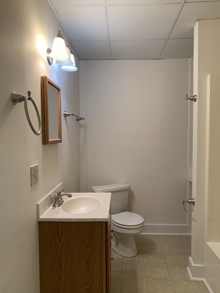 Charming 1 BR, 1 BA Apartment on the Shelbyville Square, Water + Trash Included property image