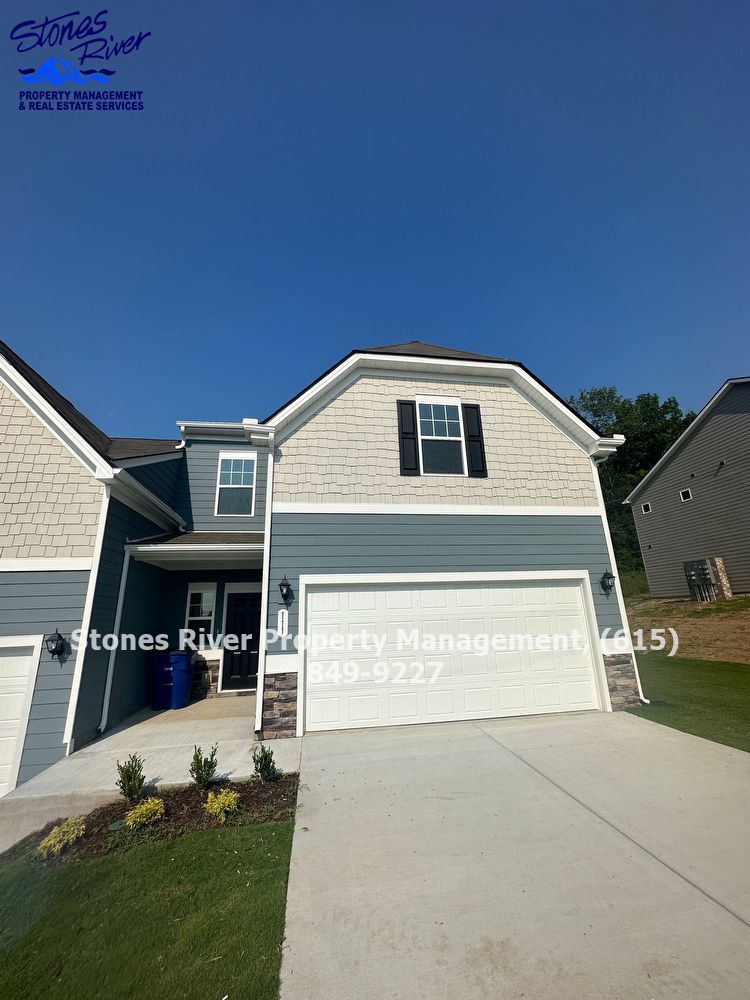 3 Bedroom 2.5 Bath End Unit Townhome in Shelbyville! *SPECIALS AVAILABLE* property image