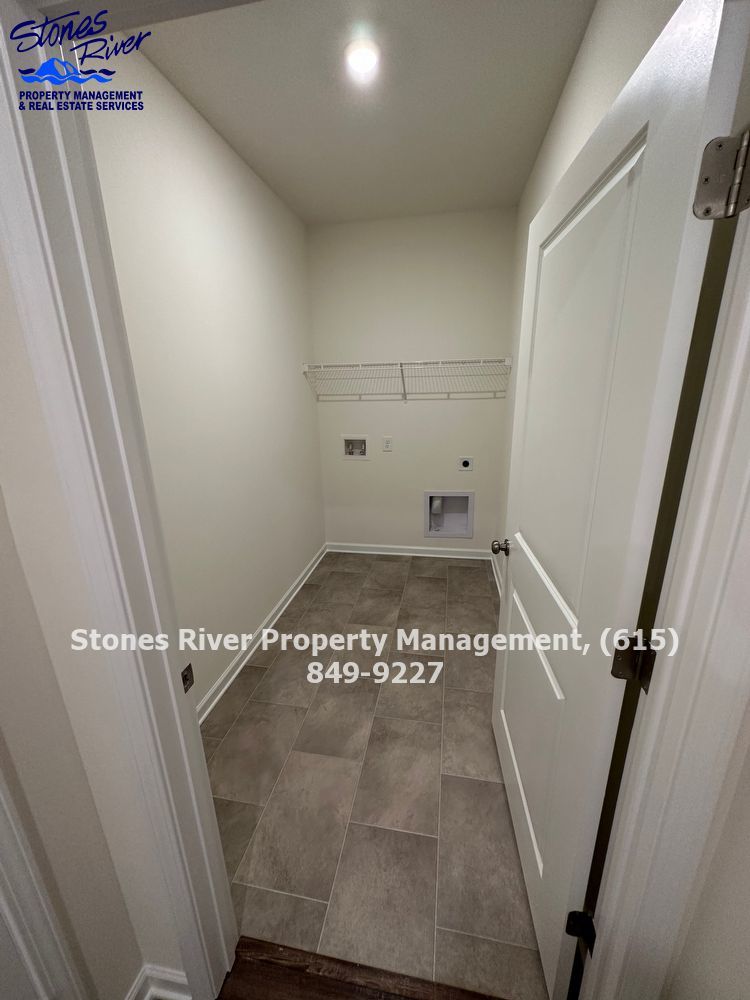 3 Bedroom 2.5 Bath End Unit Townhome in Shelbyville! *SPECIALS AVAILABLE* property image