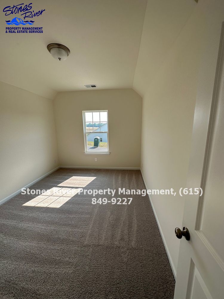 3 Bedroom 2.5 Bath End Unit Townhome in Shelbyville! *SPECIALS AVAILABLE* property image