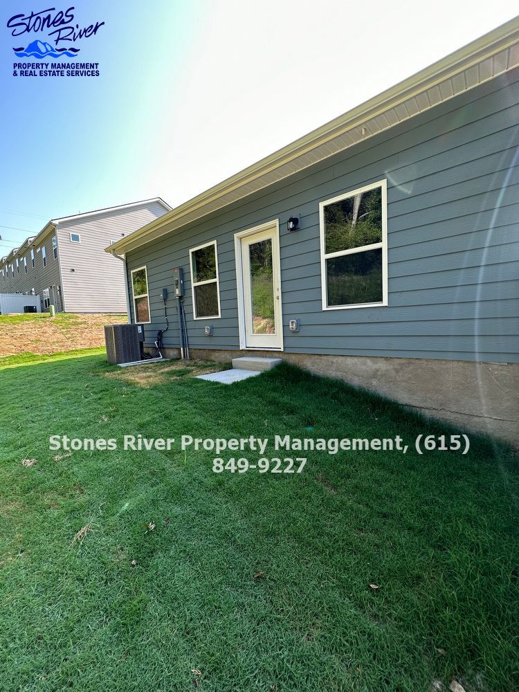 3 Bedroom 2.5 Bath End Unit Townhome in Shelbyville! *SPECIALS AVAILABLE* property image