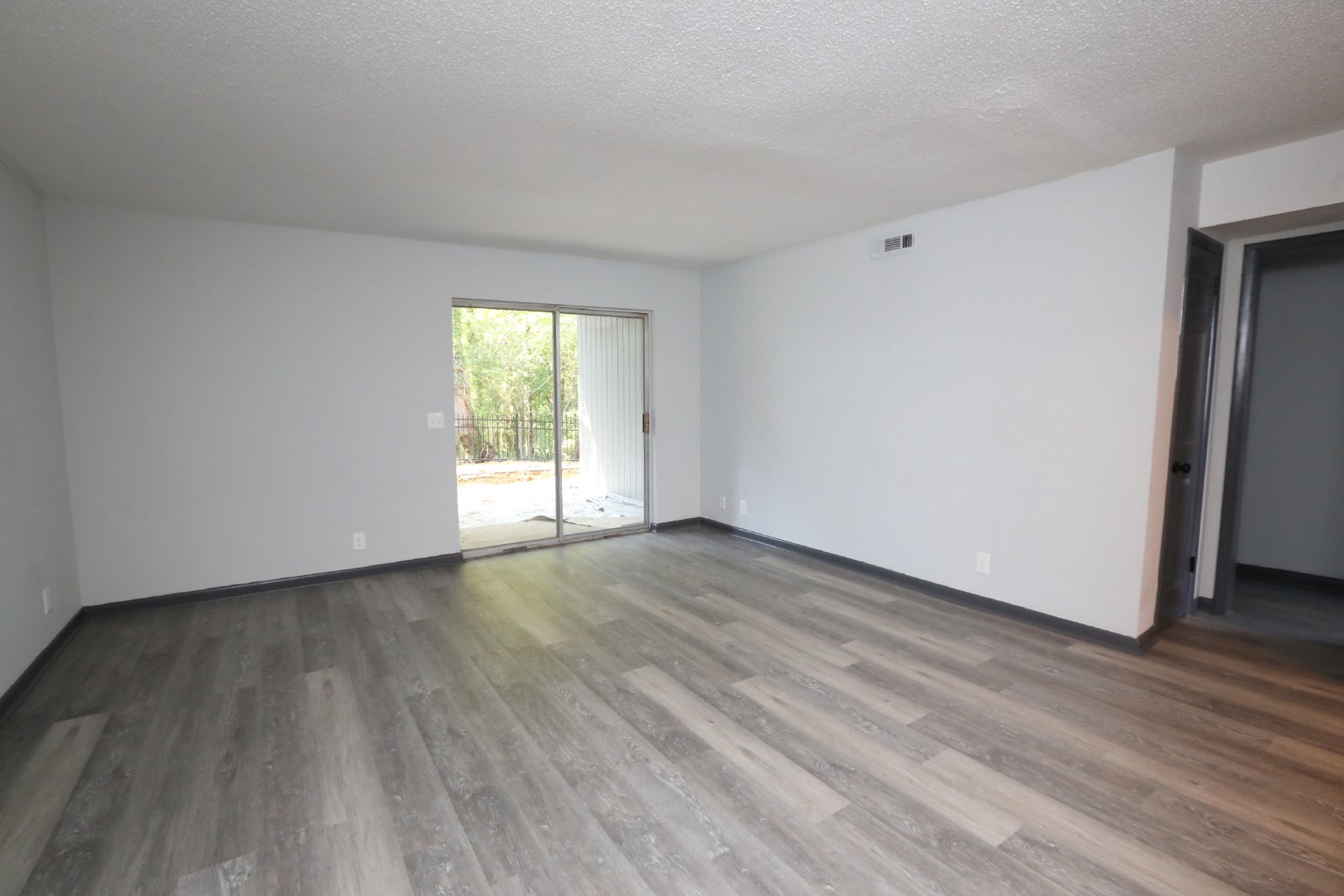 1/2 OFF 1ST FULL MONTHS RENT! Fully Renovated 2 Bed, 1 Bath, 1st Floor Apartment in East Ridge! property image