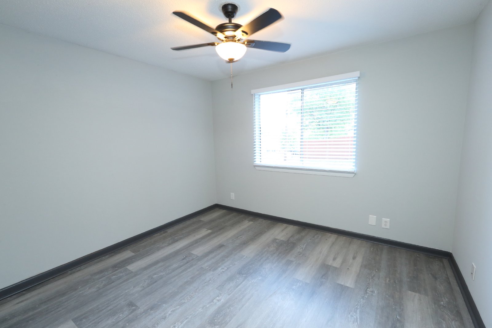 1/2 OFF 1ST FULL MONTHS RENT! Fully Renovated 2 Bed, 1 Bath, 1st Floor Apartment in East Ridge! property image